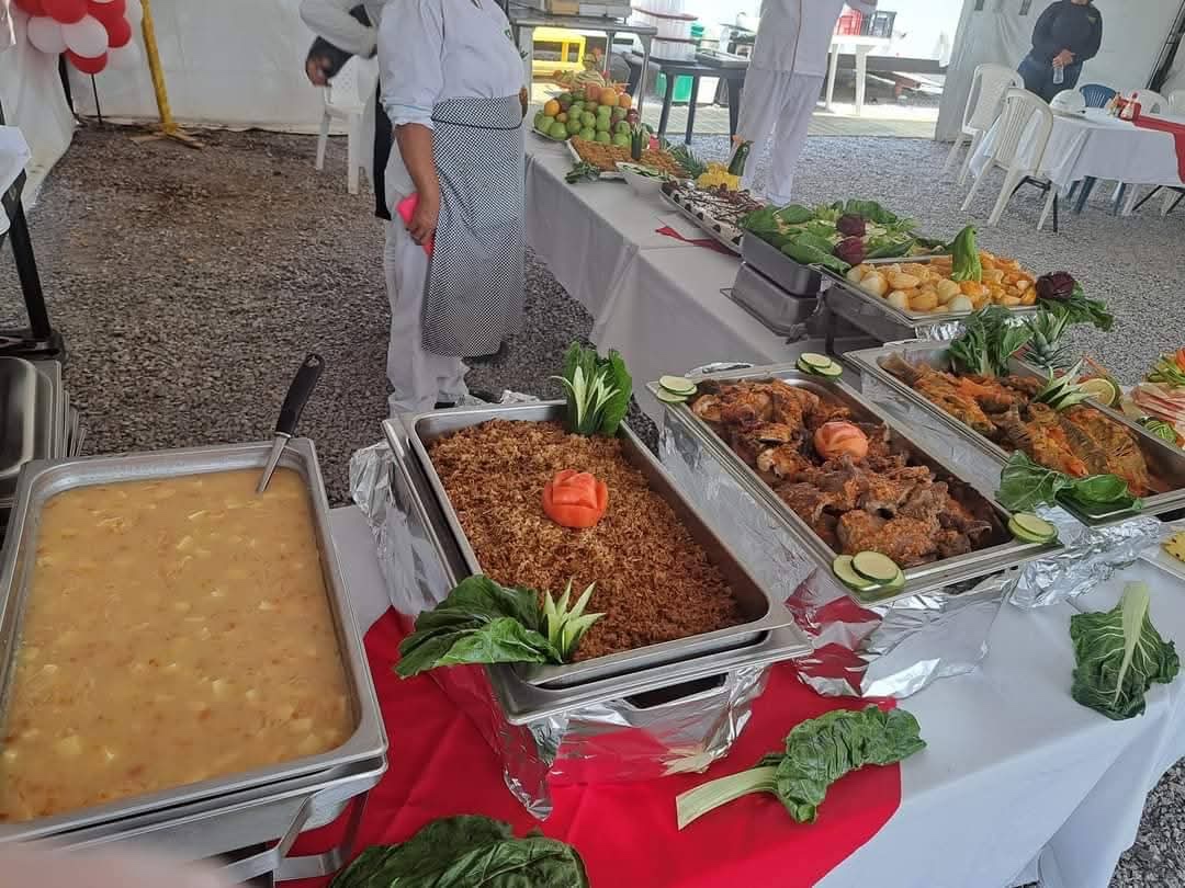 Mesa de banquete con alimentos